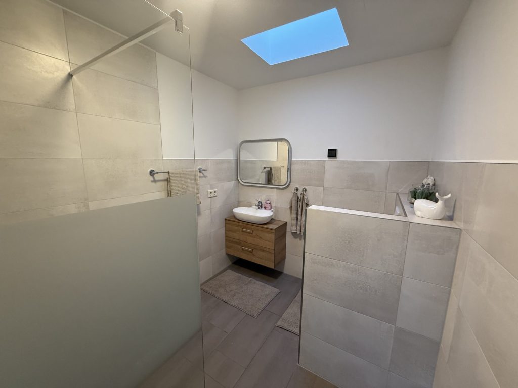 Modernes Badezimmer