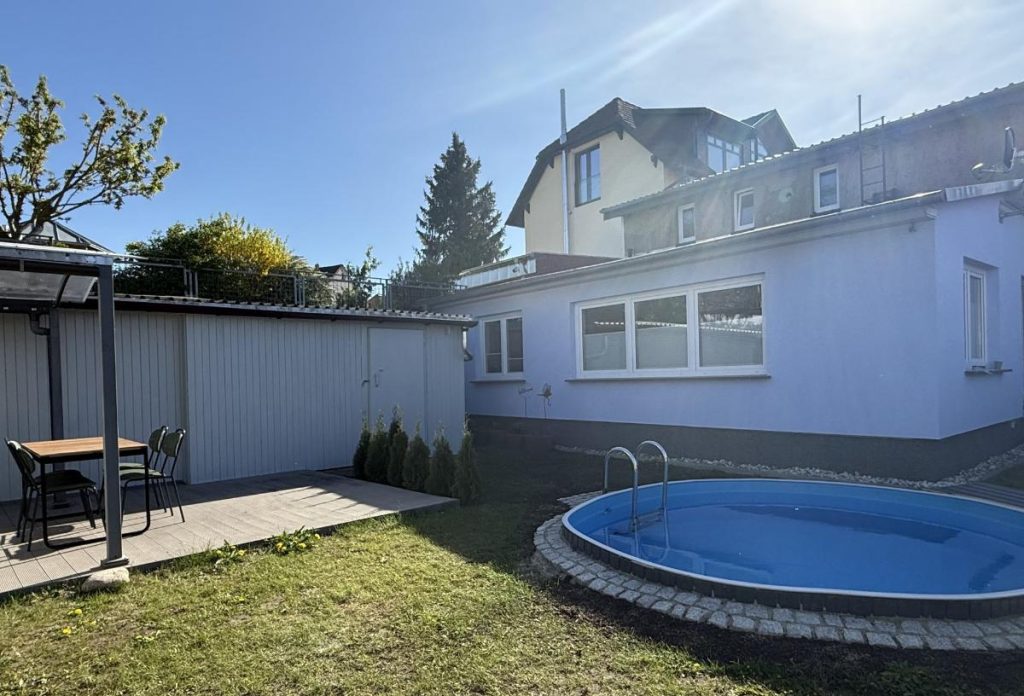 Garten mit Pool und Terrasse